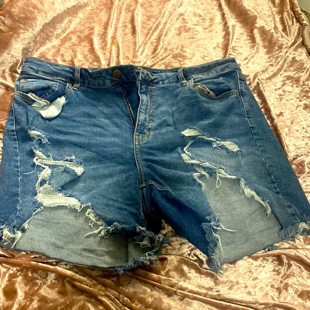 Women fashion nova distressed shorts size 16